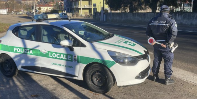 Luino, alla guida senza assicurazione e revisione e con un tasso alcolico da record: denunciata 50enne