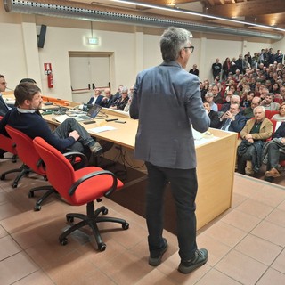 Servizi sanitari a Gallarate: alla serata delle minoranze, appelli alla cittadinanza e diffidenza verso il governatore Fontana: «È smentito dai documenti»