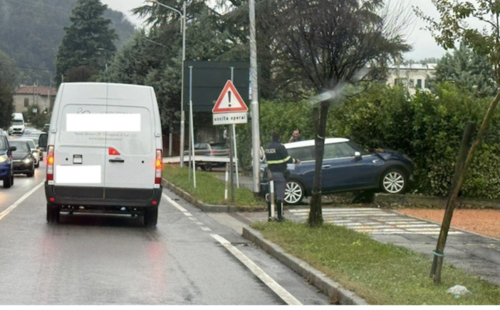 Auto contro una siepe sulla statale a Brissago Valtravaglia, un 74enne in ospedale