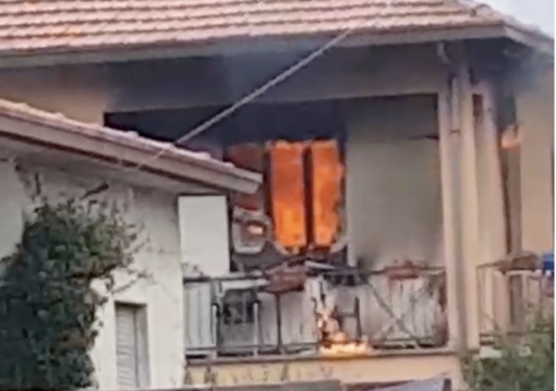 Un'immagine dell'incendio