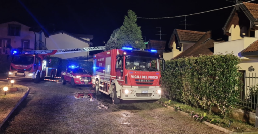 Tetto in fiamme a Castelseprio: due intossicati, cinque sfollati