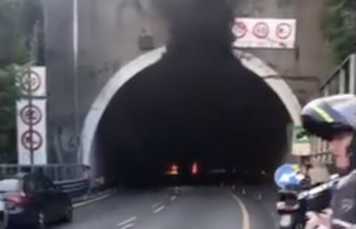 VIDEO - Camion in fiamme in galleria sull'A10. Fumo nero e traffico bloccato