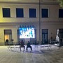 La foto del maxischermo nel cortile comunale di Sesto Calende inviata dal gruppo di minoranza &quot;Siamo Sestesi&quot;