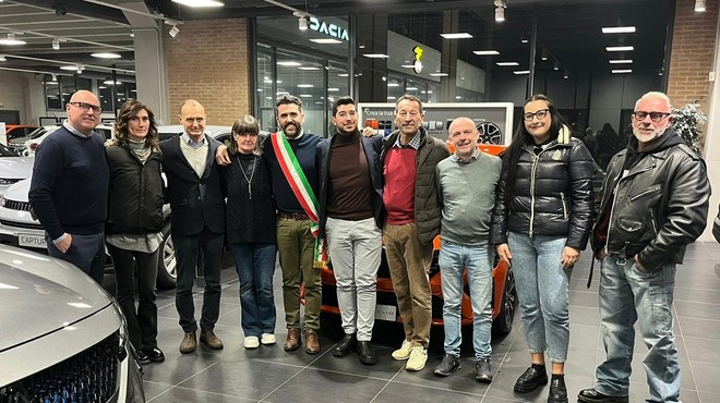 Foto di gruppo per i 100 anni della concessionaria Barberi a Sesto Calende