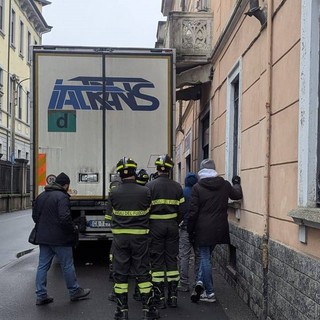 Il balcone sfondato dal camion (foto tratta da IlSaronno.it)