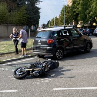 Busto, scontro all'incrocio: motociclista di 25 anni finisce al pronto soccorso