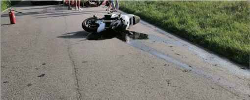 FOTO - Mattinata di incidenti: a Brebbia un'auto centra una moto