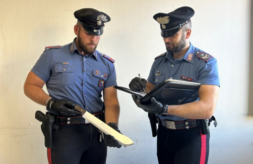 Aggredisce i vicini di casa con un machete: arrestato dai carabinieri