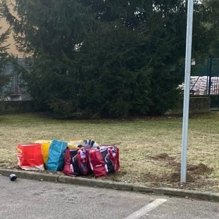 I rifiuti abbandonati da ignoti fuori dalla scuola di Sangiano