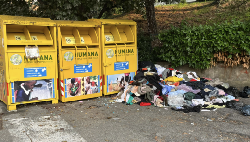 Una montagna di abiti usati gettati all'angolo tra via Crispi e via Cernuschi