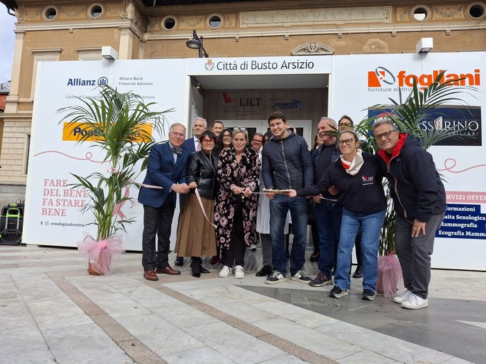 Il taglio del nastro davanti alla postazione mobile per il ritorno il piazza San Giovanni di &quot;Senologia al centro&quot;