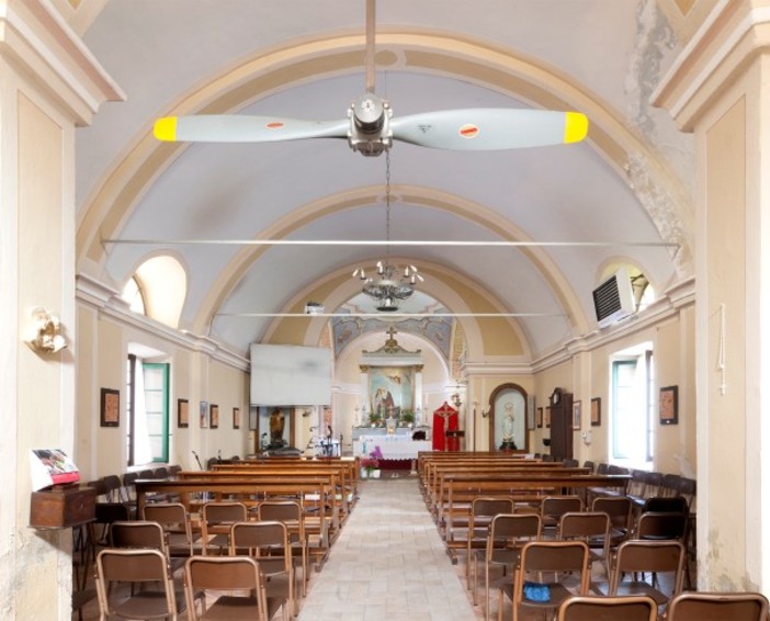 L'interno della chiesa di Sant'Anna a Sesto Calende dove verranno ricordati i piloti della Siai Marchetti deceduti in volo