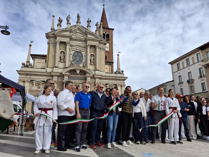 Il taglio del nastro in piazza San Giovanni