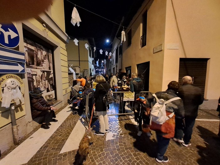 FOTO. Halloween a Taino: più di mille persone in centro a fare festa