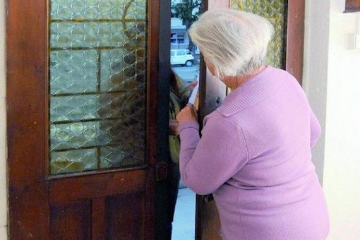 Finto addetto dell'acqua aggredisce e deruba un'anziana di Buguggiate