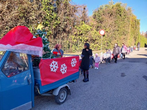 Gli alberi di Natale dei bambini dell'asilo Leva di Travedona Monate per il sindaco e i commercianti