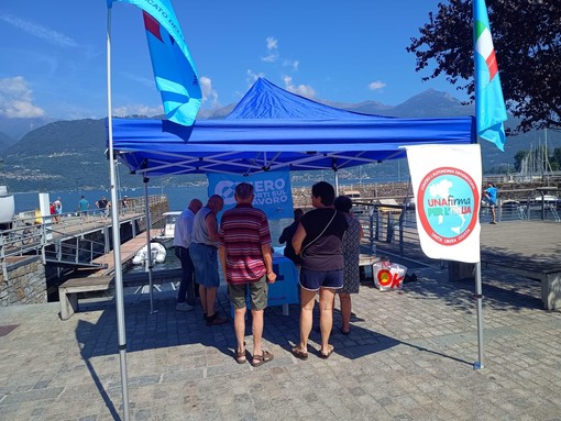 Un banchetto della Uil Lombardia per raccogliere firme contro l'Autonomia Differenziata