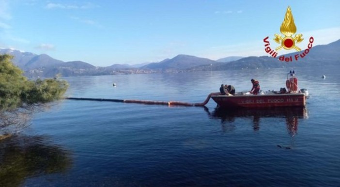 Cisterna perde gasolio nel Lago Maggiore, intervengono i vigili del fuoco