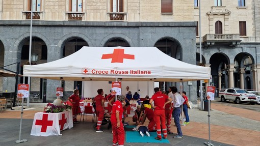 Un gazebo in piazza a Varese della Croce Rossa