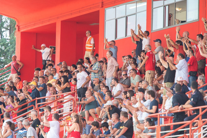 Il pubblico biancorosso in festa in tribuna, unico settore aperto del Franco Ossola, nella prima partita di Coppa Italia in cui il Varese ha eliminato la Varesina (foto Alessandro Umberto Galbiati)