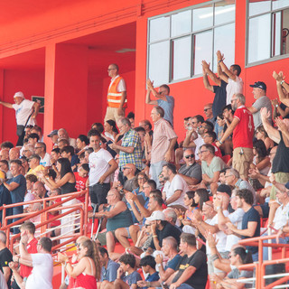 Il pubblico biancorosso in festa in tribuna, unico settore aperto del Franco Ossola, nella prima partita di Coppa Italia in cui il Varese ha eliminato la Varesina (foto Alessandro Umberto Galbiati)