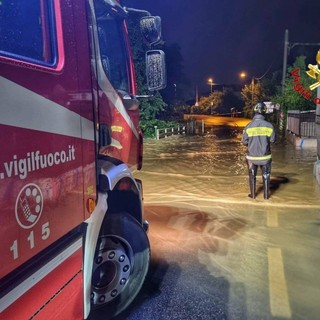 Maltempo in Lombardia, colpiti duramente la Brianza e il Lecchese: diverse persone evacuate, smottamento della ferrovia Lecco-Milano. Salvato un automobilista intrappolato in un sottopasso