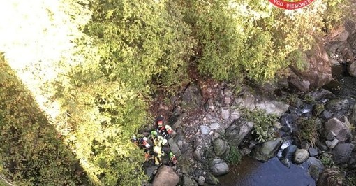 Valle Antrona, una cercatrice di funghi di 85 anni cade in un torrente: recuperata dall'elicottero