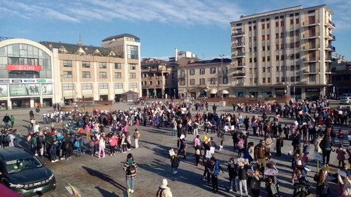 La marcia per i diritti dei bambini lungo le strade di Varese