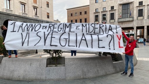 Striscione in piazza Monte Grappa: &quot;Un anno di regime e miseria. Vi svegliate?!&quot;. Tomasella: «Non basta solo arrabbiarsi»