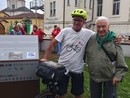 Il ciclista della memoria varesino Giovanni Bloisi all'inaugurazione del totem di Verbania