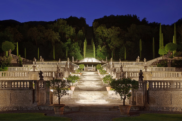 Un'immagine serale di Villa della Porta Bozzolo a Casalzuigno che sarà aperta a Ferragosto