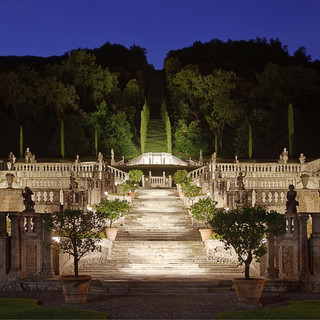 Un'immagine serale di Villa della Porta Bozzolo a Casalzuigno che sarà aperta a Ferragosto