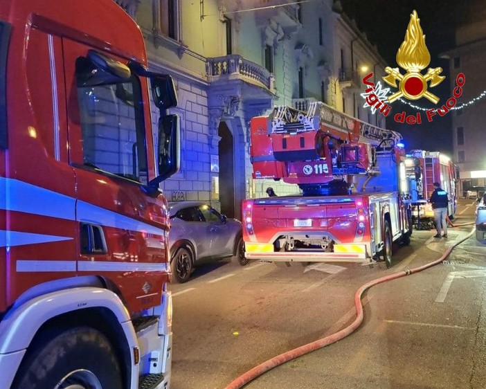 FOTO. Incendio in uno scantinato di un palazzo di via Orrigoni a Varese: evacuate due persone di cui una allettata