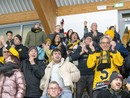 È sempre una festa di popolo all'Acinque Ice Arena: ieri sera alla fine è partita la Rosamunda da questo spicchio di tribuna laterale - Foto Lorenzo Caravati (FG)