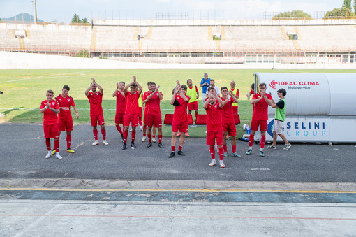 Il gruppo del Varese saluta il pubblico a fine gara