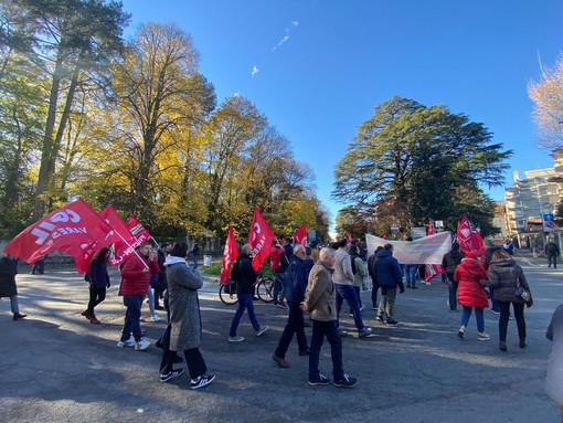 VIDEO E FOTO. Il corteo di Cgil e Uil blocca le strade di Varese, traffico completamente in tilt