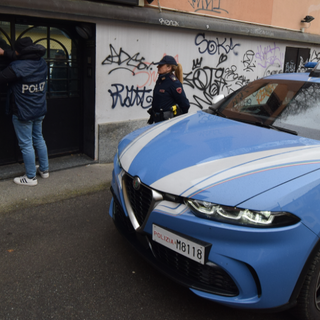 I sigilli posti dalla polizia di Varese sulla porta d'ingresso di una discoteca di via Orrigoni