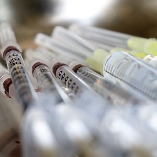 Una vita sospesa aspettando la vaccinazione domiciliare che non arriva. La testimonianza