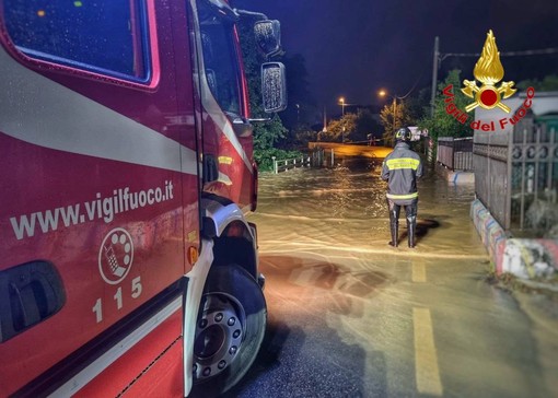 Maltempo in Lombardia, colpiti duramente la Brianza e il Lecchese: diverse persone evacuate, smottamento della ferrovia Lecco-Milano. Salvato un automobilista intrappolato in un sottopasso