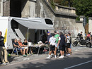 COME UNA VOLTA - Camper, sedie, tavolini e pranzo al sacco in via XXV Aprile a Varese attendendo il passaggio della Tre Valli (foto Alessandro Umberto Galbiati)