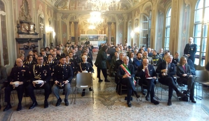 Alcuni momenti della cerimonia di premiazione degli agenti di polizia locale che si è svolta in Comune a Varese