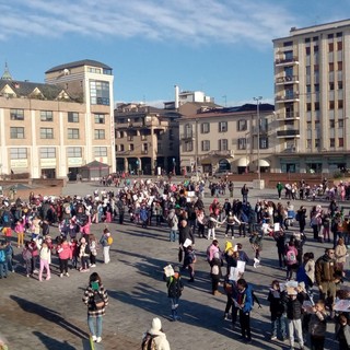 La marcia per i diritti dei bambini lungo le strade di Varese