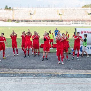 Il gruppo del Varese saluta il pubblico a fine gara