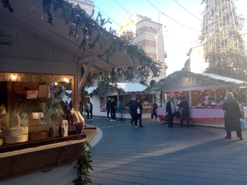 FOTO. Un giro tra gli ambulanti delle casette di legno nel primo giorno del mercatino di Natale di piazza Monte Grappa: «Ai varesini piace la qualità»