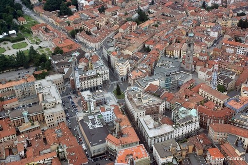 Varese dall'alto nel magnifico scatto di Enrico Scaringi