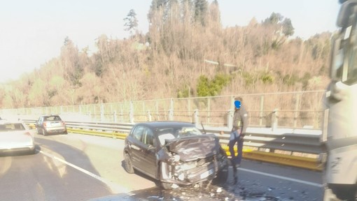 Le immagini del frontale tra un'auto e un camion sulla Tangenziale di Varese