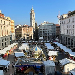 I mercatini di Natale in piazza Monte Grappa