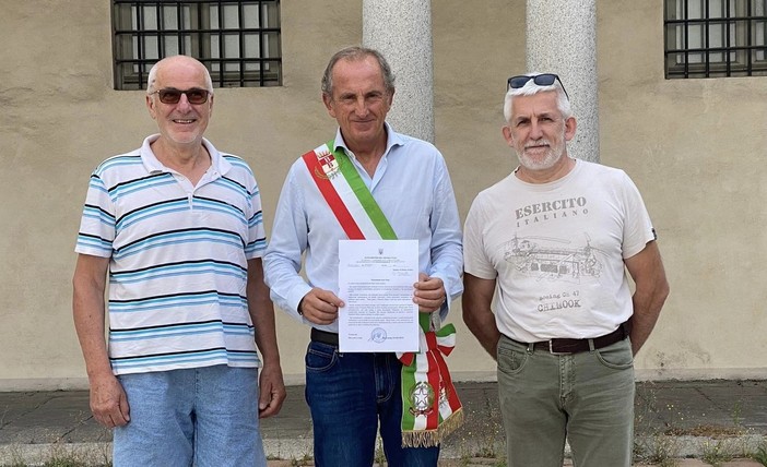 Il sindaco di Busto Antonelli con la lettera di ringraziamento giunta dall'Ucraina