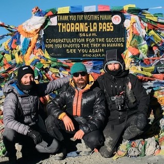 Giuseppe, Marco e Davide sulle vette delle montagna del Nepal raggiunte in bicicletta