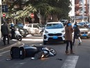 Lo scooter a terra tra via Cavour e via Luini a Varese dopo lo scontro con l'auto